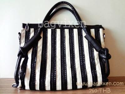 กระเป๋าแฟชั่น Vivian หนัง PU ลายทางสีขาวดำ พร้อมส่ง ภาพถ่ายจากสินค้าจริง